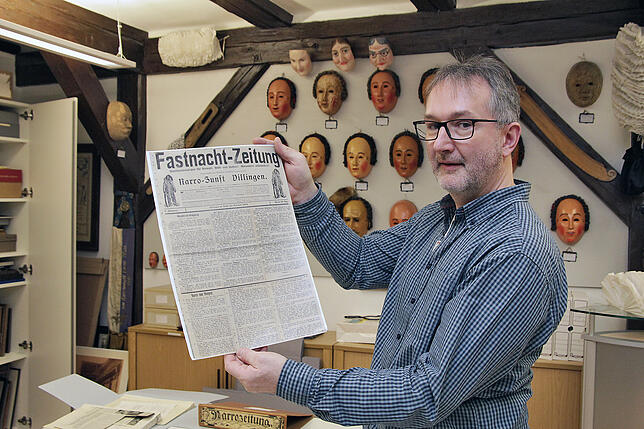 Bild 3: Alte Narrozeitungen neu im Archiv: Michael Bohrer zeigt die größten Schätze