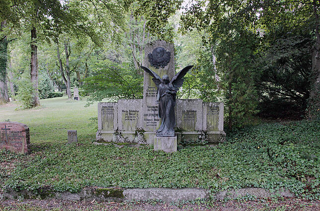 Ein Engel ziert die Ruhestätte der Familie Schlenker und Maier. Johannes Schlenker gründete im Mai 1902 die &bdquo;Tonfedern- und ...