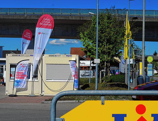 Direkt vor Lidl an der Ravensburger Straße befindet sich in einem Container nun ein Schnelltestzentrum.