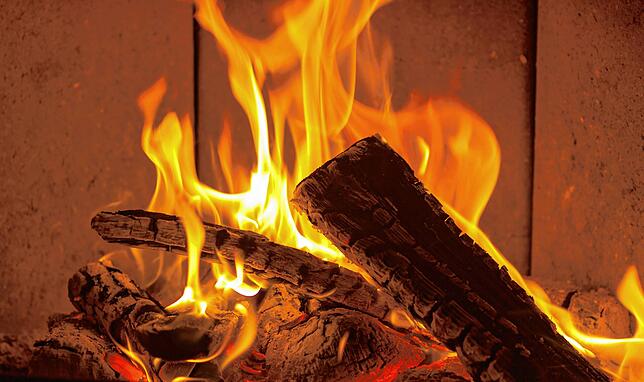 Nichts ist schöner, als im Winter am warmen Kamin zu sitzen.