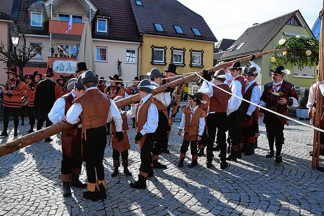 Bild 16: Bilder vom Kindernarrenbaum-Setzen auf dem Gustav-Hammer-Platz in Stockach