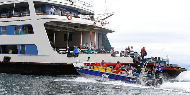 Bild 8: Übung macht den Meister! Deshalb begleiten THW-Boote die Autofähre zwischen Konstanz und Meersburg