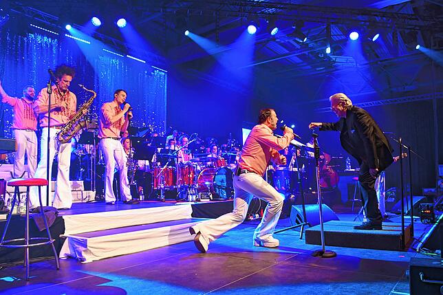 Die rund 70 Musiker, Pumpels-Sänger Rainer „Papi“ Vollmer und Stadtmusik-Dirigent Helmut Hubov haben viel Spaß bei der Schlagerrevue.