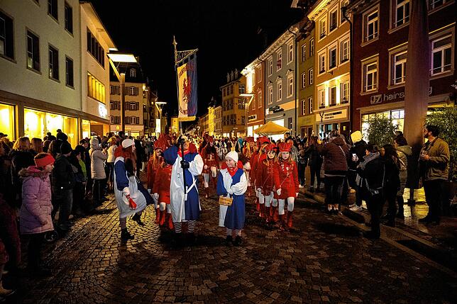 Bild 8: Endlich Fasnet: Glonkis stellen ihre Brunnenfigur auf und eröffnen die Fasnet