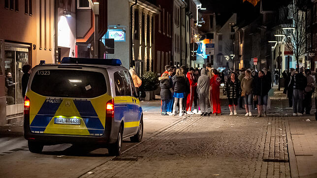 Die Färberstraße am Schmotzigen, 27. Februar 2025, gegen Mitternacht. Auf der Straße ist viel los. An anderen Tagen war es dagegen ruhiger.
