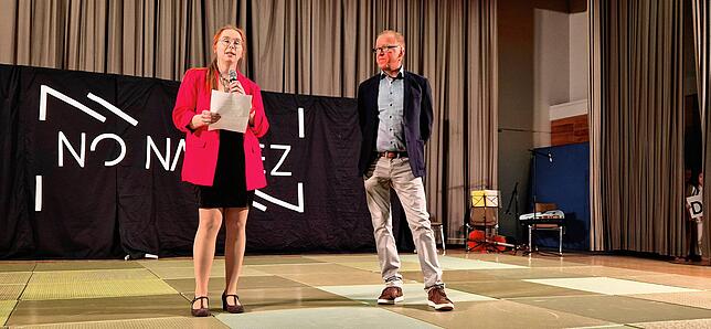 Doris Kaiser Klormann und Thomas Maier führen als Moderatoren bei der Traditionsveranstaltung „Tiengen tanzt“ die Gäste durch den Abend.
