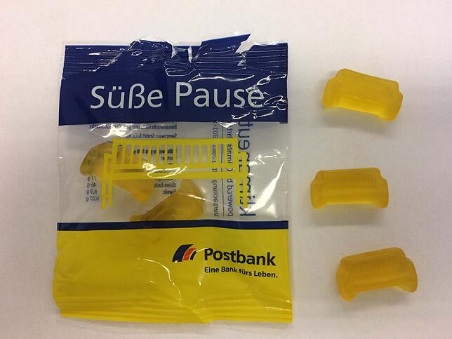 Süße Pause: Fruchtgummis in Form von Wartebänken wurden in der Post in Waldshut verteilt.