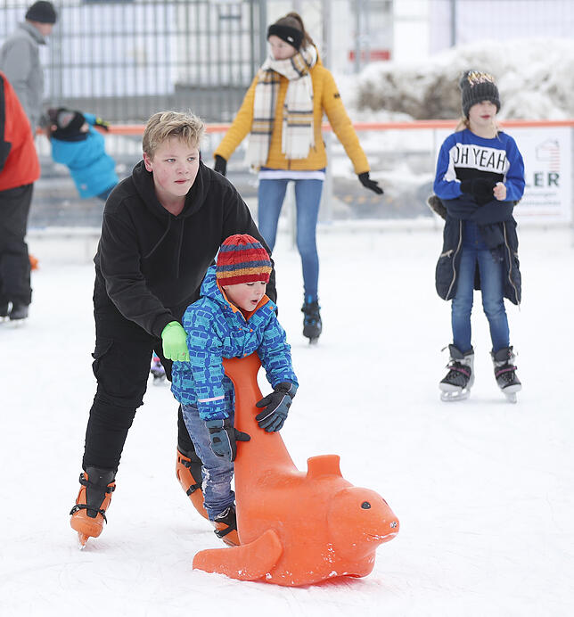 Bild 9: Bilder vom SÜDKURIER-Aktionstag auf der Blumberger Eisbahn