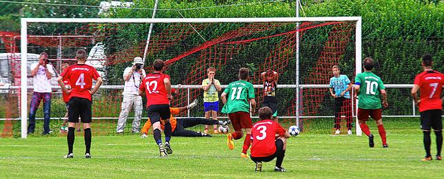 Aufstieg trotz Niederlage: Auf eigenem Platz unterlag der FSV Rheinfelden im Aufstiegsspiel &ndash; hier besorgt Zimmermann per ...