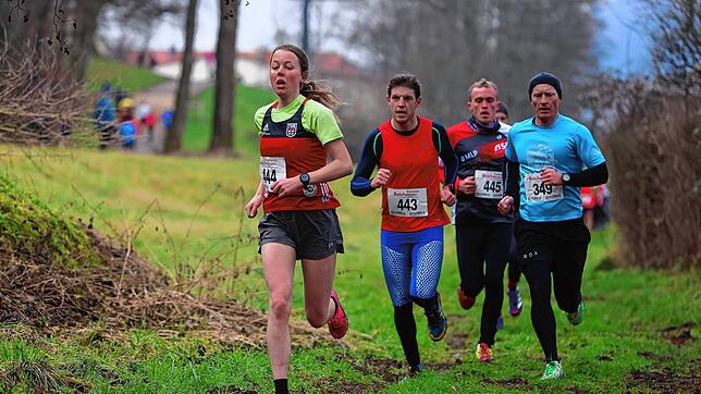 Die Siegerin im Hauptlauf der Frauen: Nadja Willenborg (links, TV Konstanz).
