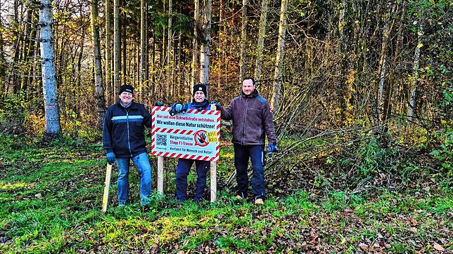Sie markierten den Verlauf der F1-Trasse der Bundesstraße 311: (von links) Bertram Schatz, Sprecher der Meßkircher Bürgerinitiative ...