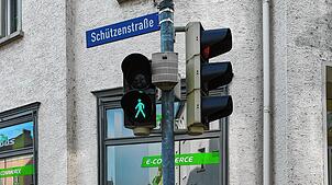 Die Ampeln in Radolfzell – hier zwischen der Schützen- und der Teggingerstraße – zeigen normale Ampelmännchen an. Einige Mitglieder der ...