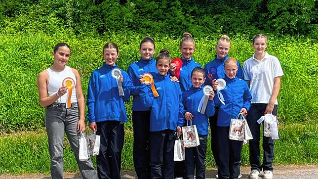 Die Niederhofer Voltigiererinnen freuen sich über ihre in den Einzel- und Doppelwettbewerben gewonnenen Schleifen. Foto: Katja Schlachter