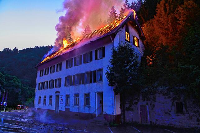 Beim Eintreffen der Einsatzkräfte steht der Dachstuhl des massiven, seit einigen Jahren leerstehenden Gebäudes bereits im Vollbrand.