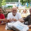 Wenn das Ehrenamt richtig Spaß macht: Die Papiersammler Michael Hoffmann, Bernd Riemann und Josef Kaiser (von links) stoßen auf das Ende ...