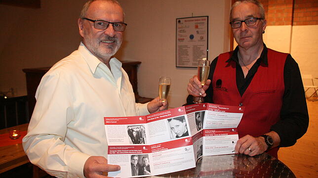 Kultschüür-Präsident Walter Marbot (links) und Betriebsleiter Martin Willi stoßen auf das Programm an.