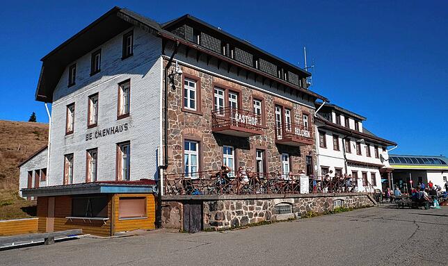 Das in die Jahre gekommene Belchenhaus sollte einen neuen Anbau erhalten. Damit kommt der Inhaber nicht durch. Am besten läuft noch das ...