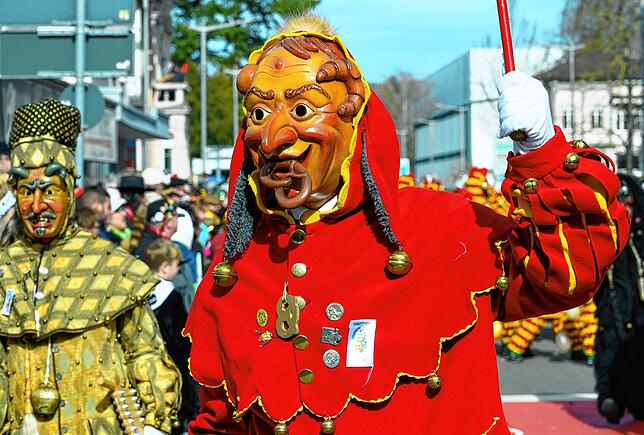 Radolfzeller Schlegelebeck: Den Hintern in seinem Fasnachtszepter, die Brezel in „de Gosch“, so ist die rote Maskenfigur des ...