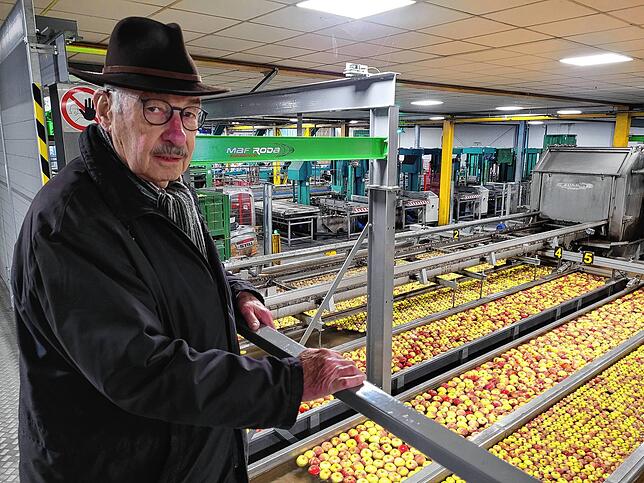 Ewald Grundler vor der Apfel-Sortieranlage seines Großhandels in Espasingen.