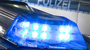 (Symbolbild) Die Polizei traf den Mann, der am Augustinerplatz ein Auto ausgeraubt hatte, am Bahnhof an. Dort konnte sie die gestohlenen ...