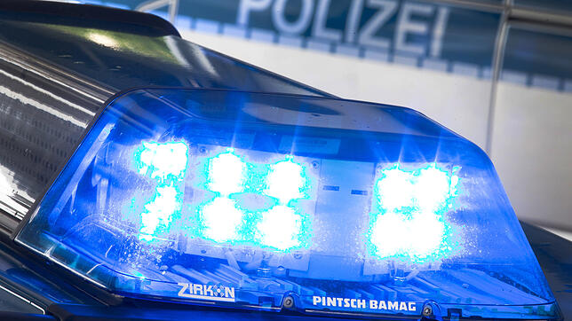 (Symbolbild) Die Polizei traf den Mann, der am Augustinerplatz ein Auto ausgeraubt hatte, am Bahnhof an. Dort konnte sie die gestohlenen ...