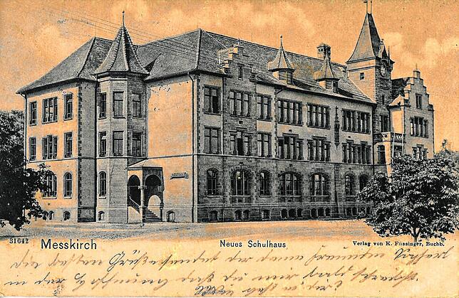 Zu den zahlreichen Beispielen für den historisierenden Stil der Rathaus- und Schulneubauten in der zweiten Hälfte des ...