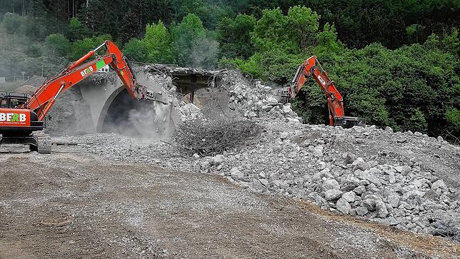 Mit vereinten Kräften waren zwei große Bagger mit hydraulischen Anbaugeräten am Werk. Links mit dem Meißel, rechts mit dem Betonknabberer.