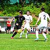Keinen Sieger gab es im Duell zwischen dem FV Marbach (Marco Effinger, links) und dem FC Schonach (Markus Dold, Mitte, und Jannis Clemens).