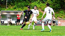 Keinen Sieger gab es im Duell zwischen dem FV Marbach (Marco Effinger, links) und dem FC Schonach (Markus Dold, Mitte, und Jannis Clemens).
