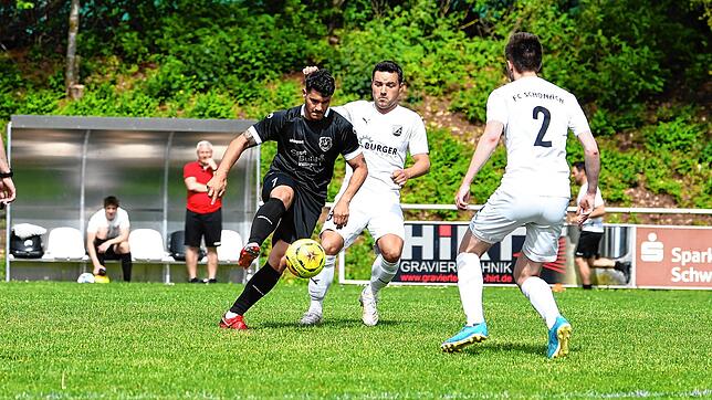Keinen Sieger gab es im Duell zwischen dem FV Marbach (Marco Effinger, links) und dem FC Schonach (Markus Dold, Mitte, und Jannis Clemens).