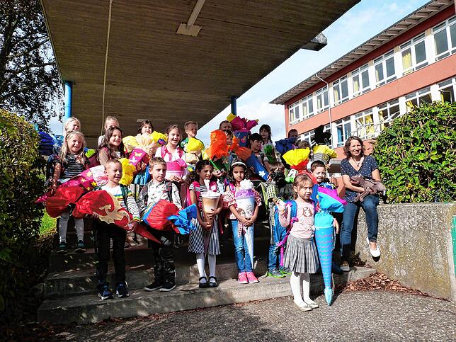 Mit ihrer neuen Klassenlehrerin Daniela Krebs (rechts im Bild) und der &bdquo;Ameise Ludwig&ldquo; freuen sich die 21 Erstklässler der ...