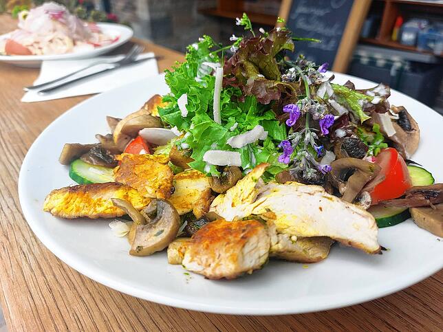 Der Fitness-Salat Fitness im Ziegelhofstüble mit Putenbruststreifen, gebratenen Champignons, Parmesankäse und gerösteten Kerne für 17,50 ...