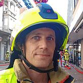 Thilo Kreuzer leitet den Feuerwehreinsatz in der normalerweise von Passanten belebten Einkaufsstraße in der Altstadt. Die beobachten ...