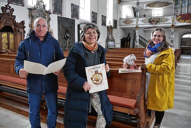 Hartmut Stadler (von links), Bärbel Hermann und Alisa Indlekofer-Klein mit Töchterchen präsentieren das neue Projekt des Kreutzerchors: ...