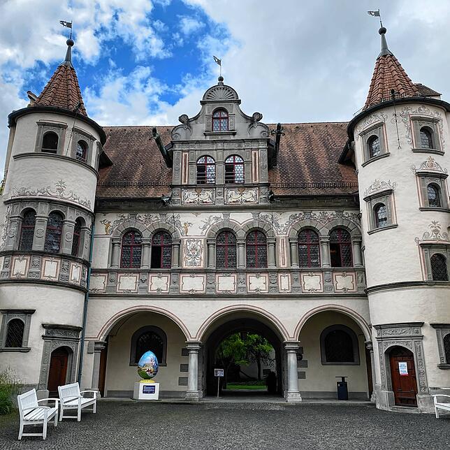 (Archivbild) Das historische Rathaus in Konstanz bietet eine traumhafte Kulisse. Wer bei einer Hochzeit hier allerdings anstoßen und die ...