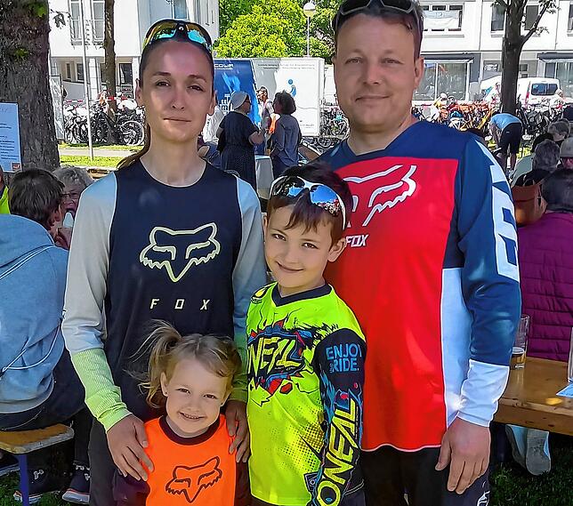 Die Eltern Zeljko und Zeljka Marinic genießen den Aufenthalt mit den Kindern Filip und Emma auf dem Gottmadinger Hebelplatz.