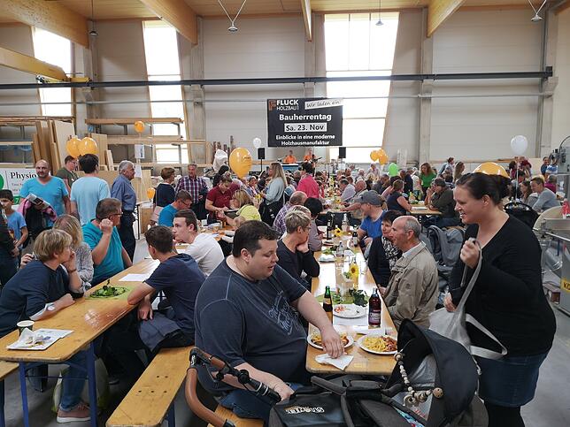 Bei Holzbau Fluck sind die Bänke dicht besetzt. Hier preäsentierten sich auch der Schwarzwaldhof und das Weinlädele Bäurer.