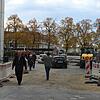 &bdquo;Zufahrt bis Karstadt&ldquo; frei, heißt es unter dem Durchfahrtsverbot. Fußgänger müssen sich den Zugang zum Parkhaus und ...