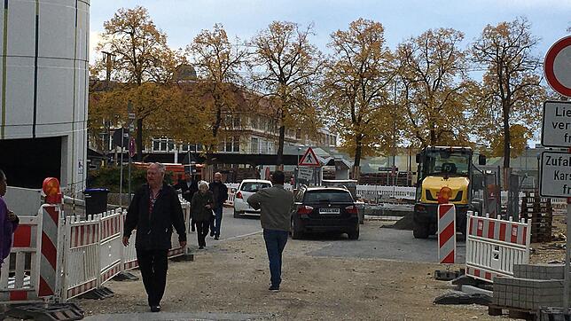 &bdquo;Zufahrt bis Karstadt&ldquo; frei, heißt es unter dem Durchfahrtsverbot. Fußgänger müssen sich den Zugang zum Parkhaus und ...