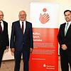 Stellvertretend für die Laufenburger Vereine nahm Bürgermeister Ulrich Krieger (rechts) die Spende von den Sparkassen-Vorständen Wolf ...