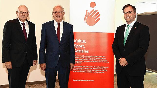 Stellvertretend für die Laufenburger Vereine nahm Bürgermeister Ulrich Krieger (rechts) die Spende von den Sparkassen-Vorständen Wolf ...