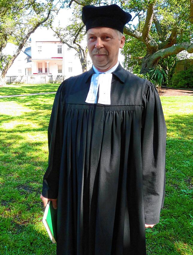 Nur einmal trägt Uwe Becker ein Talar, die übliche Kleidung eines Pfarrers: während einer Konfirmation von deutschen Konfirmanden in ...