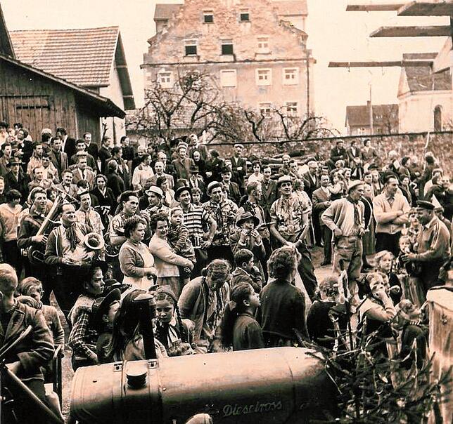 Vor dem Neubau der Gurtweiler Gemeindehalle fand die Fasnacht auf dem Platz vor der alten Schule (Bild von 1958) sowie in den örtlichen ...