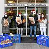 Allgemeine Freude über die gebackenen Nikoläuse: Werner Gaiser, Annette Manhart, Astrid Funk, Hubert Steinmann, Anita Bosch, Bernd ...