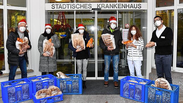 Allgemeine Freude über die gebackenen Nikoläuse: Werner Gaiser, Annette Manhart, Astrid Funk, Hubert Steinmann, Anita Bosch, Bernd ...