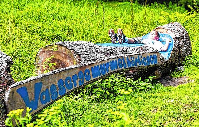 So macht Wandern am meisten Spaß: Pausen genießen, ausruhen, dem Bach zuhorchen und sich auf die nächste Station des Wasserspaß-Weges in ...