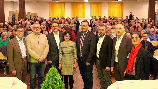 Bürgerinformationsabend zur Windkraft in der Stadthalle (von links): Georg Riedmann (Bürgermeister Markdorf und Vorsitzender des ...