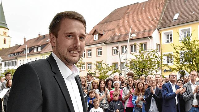Patrick Haas ist neuer Hüfinger Bürgermeister mit über 60 Prozent. Amtsinhaber Michael Kollmeier gratuliert seinem zukünftigen Nachfolger.