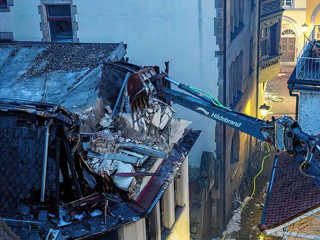 Bild 12: Nach dem Großbrand in Konstanz: Der Einsatz geht in seine zweite Nacht