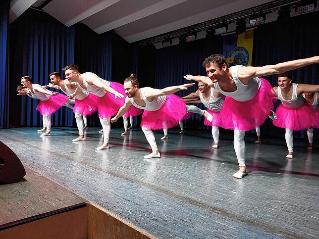 Da sagt noch einer, Männer können nicht elegant sein: Das neue Herrenballett begeistert bei seiner Premiere in rosafarbenen Tütüs das ...